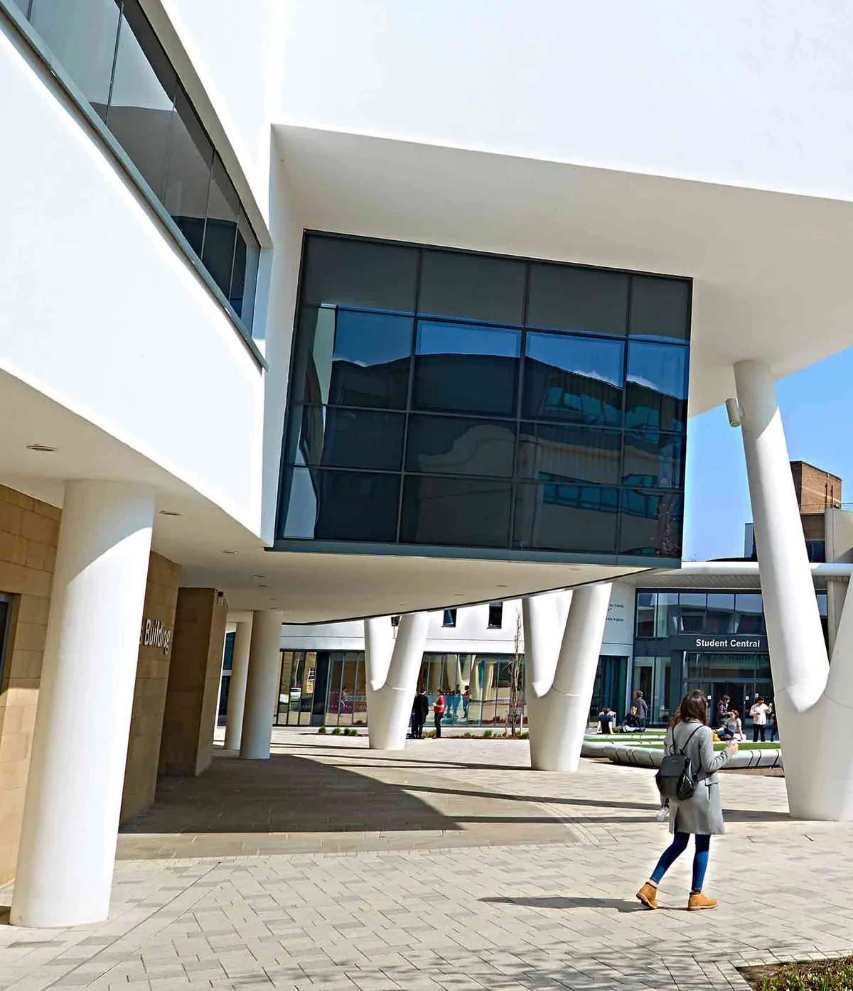 Площадь кампуса University of Huddersfield у корпуса Student Central
